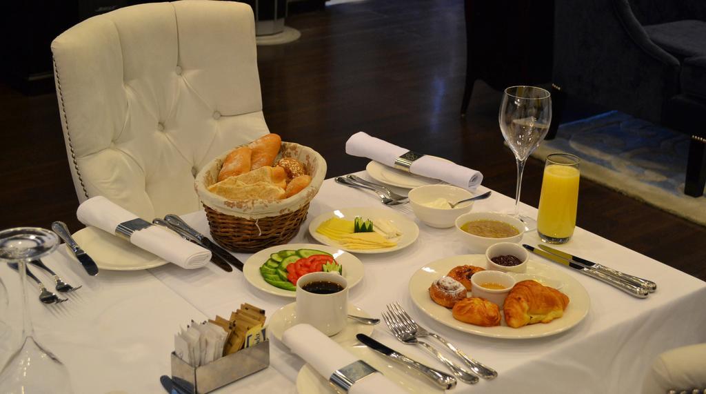 Sun City Hotel - The Gabriel Kaherah Bilik gambar A typical breakfast