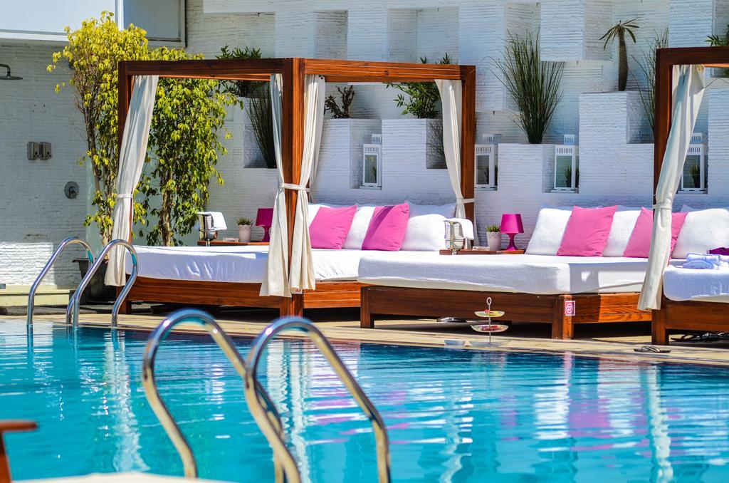 Sun City Hotel - The Gabriel Kaherah Luaran gambar The pool at the Wynn