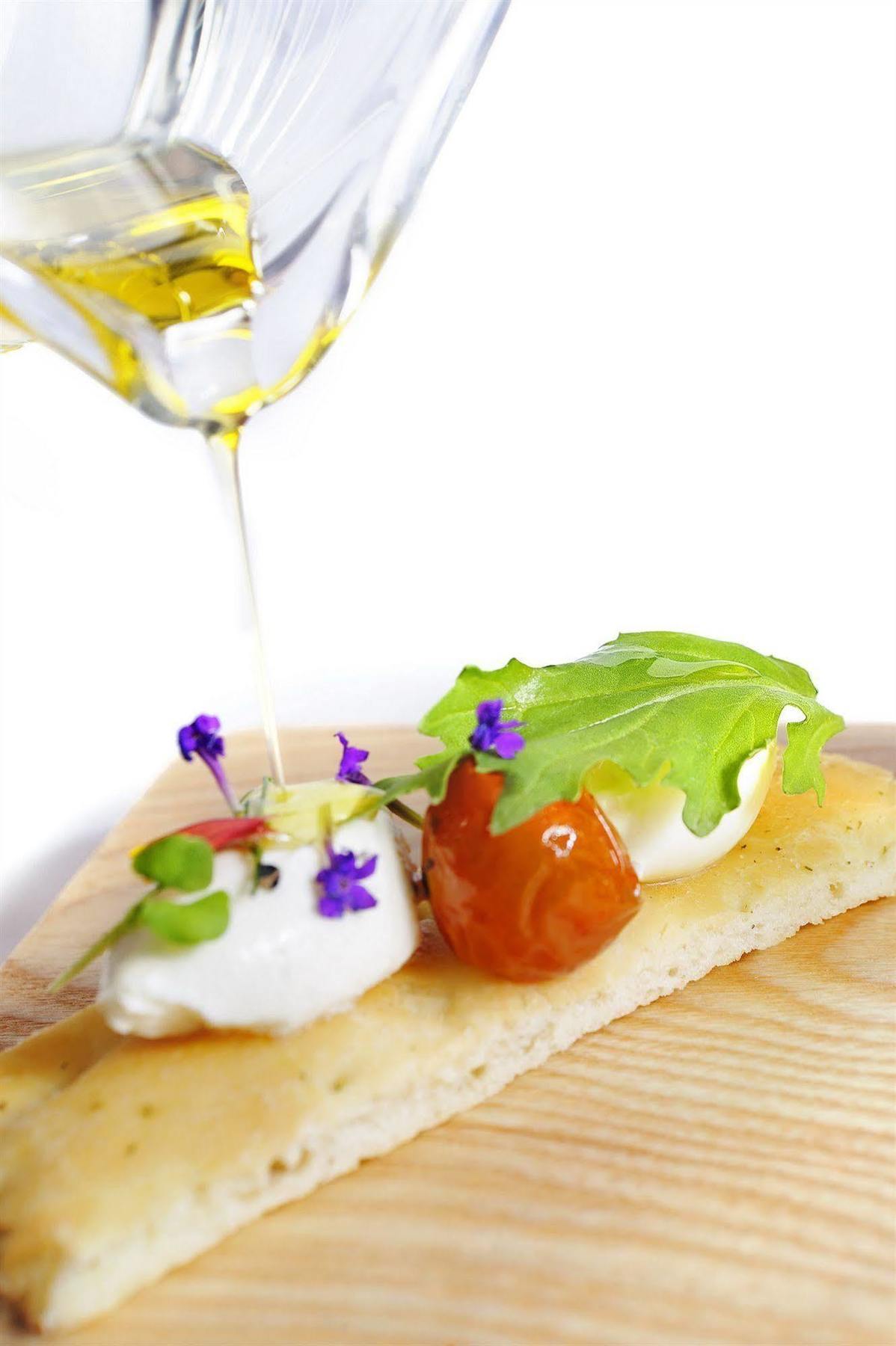 Sun City Hotel - The Gabriel Kaherah Luaran gambar Mozzarella with tomato and basil