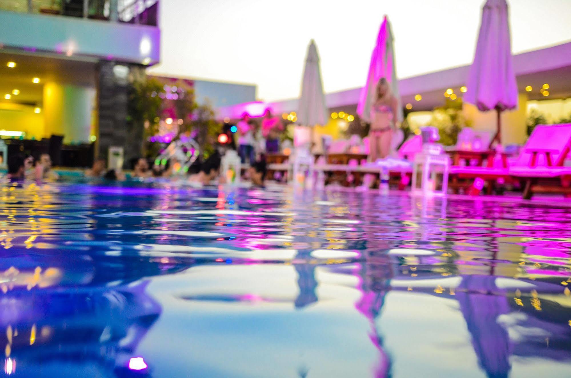 Sun City Hotel - The Gabriel Kaherah Luaran gambar The pool at the W
